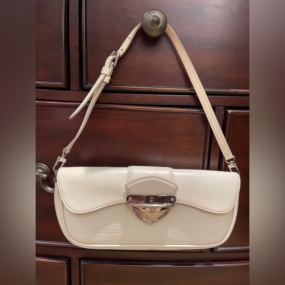 Louie Vuitton Montaigne Ivory Pouchette